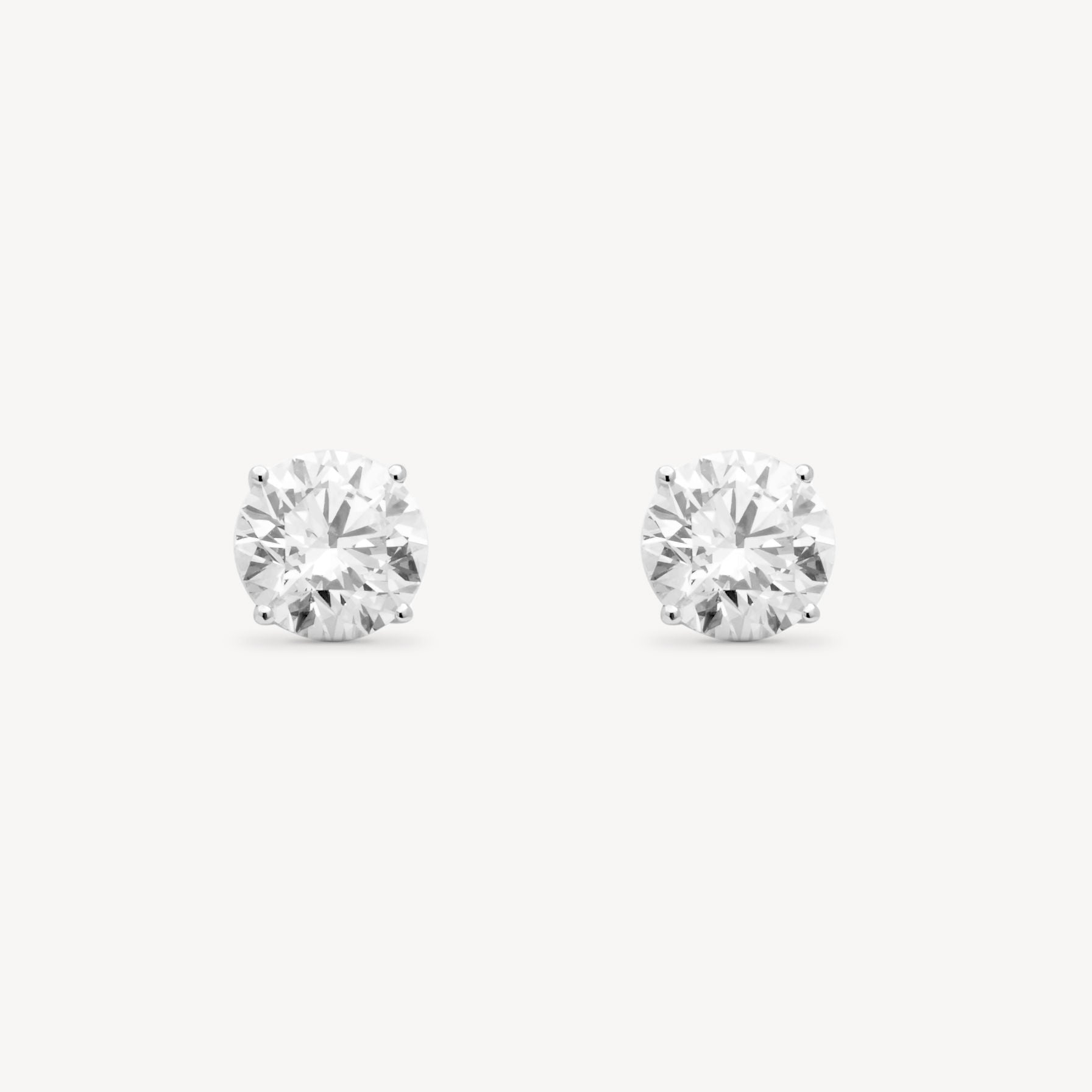 Round Diamonds Studs